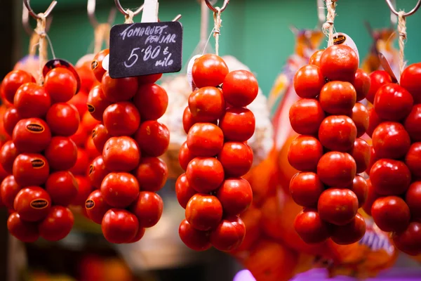 Mercado de frutas, en La Boquería, famoso mercado de Barcelona — Foto de Stock