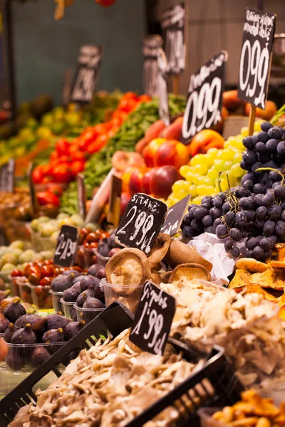 Meyve pazarında la boqueria barcelona ünlü pazar yeri — Stok fotoğraf