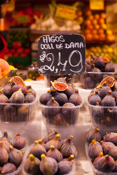 Barevné ovoce a fíky na stánku v tržnici boqueria trhu v Barceloně. — Stock fotografie