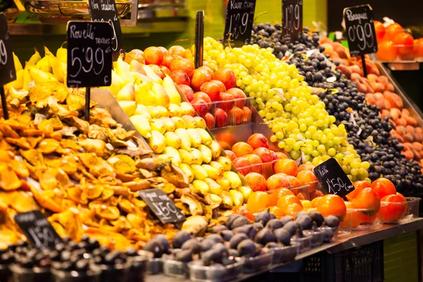 Mercado de frutas, em La Boqueria, Barcelona mercado famoso — Fotografia de Stock