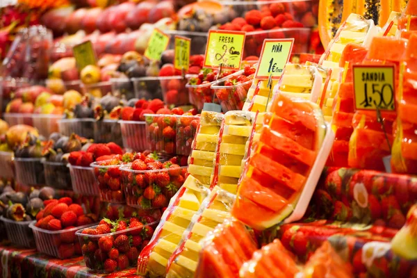 Mercado de frutas, en La Boquería, famoso mercado de Barcelona —  Fotos de Stock