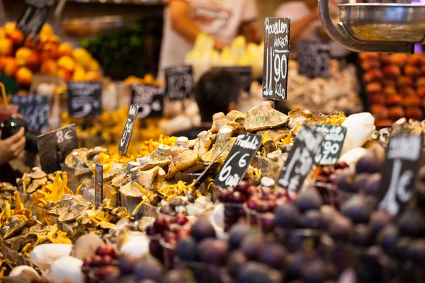 Houby ve stánku na trhu boqueria, v Barceloně, Španělsko. — Stock fotografie