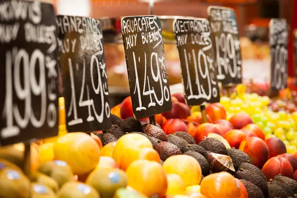 Mercado de frutas, en La Boquería, famoso mercado de Barcelona — Foto de Stock