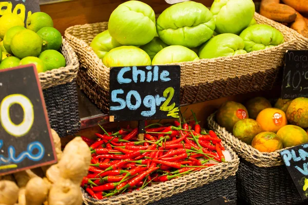 Frukt marknaden la boqueria, Barcelonas berömda marknadsplatsen — Stockfoto