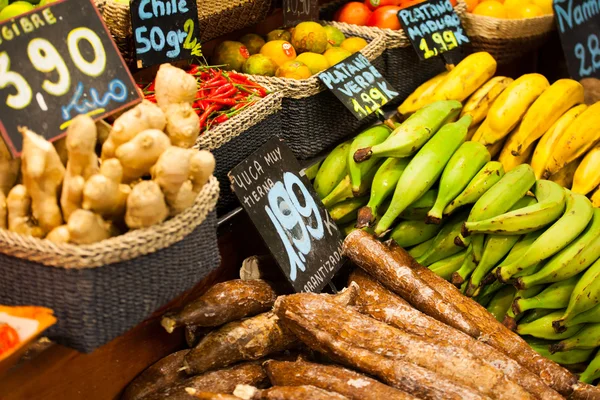 Frukt marknaden la boqueria, Barcelonas berömda marknadsplatsen — Stockfoto