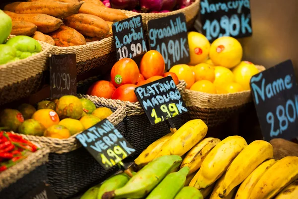 Mercado de frutas, em La Boqueria, Barcelona mercado famoso — Fotografia de Stock