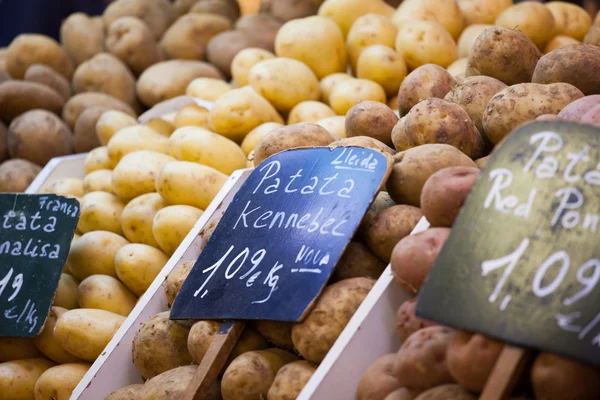 Patatoes forrado em um balcão de mercado aberto — Fotografia de Stock