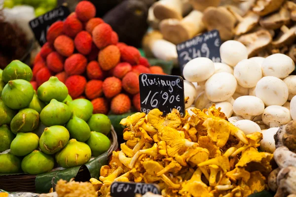 Frutas frescas en un mercado — Foto de Stock