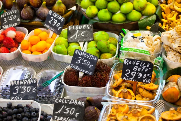 Frutas frescas en un mercado — Foto de Stock