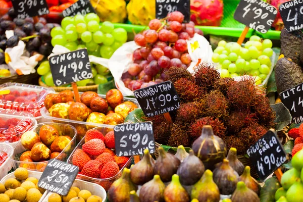 Tuoreet hedelmät markkinoilla — kuvapankkivalokuva