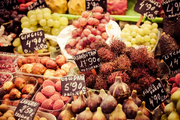 Свежие фрукты на рынке — стоковое фото