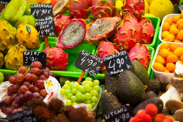 Färska frukter på en marknad — Stockfoto