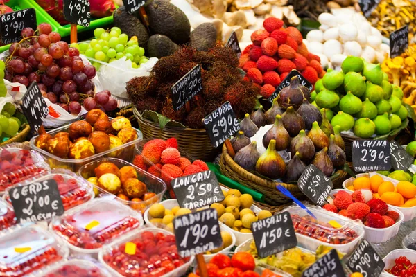 Färska frukter på en marknad — Stockfoto