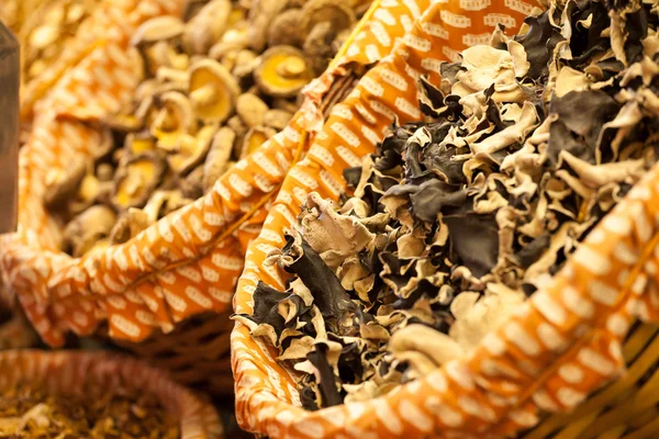 Сушеные грибы на рынке, в La Boqueria, рынок Барселона — стоковое фото