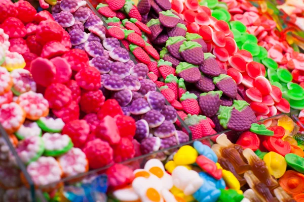 Trh stánek plný candys v trhu la boqueria. Barcelona. Katalánsko. — Stock fotografie
