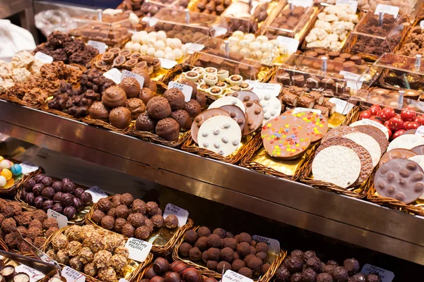 Trh stánek plný candys v trhu la boqueria. Barcelona. Katalánsko. — Stock fotografie