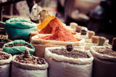 geleneksel baharat pazarında Hindistan.