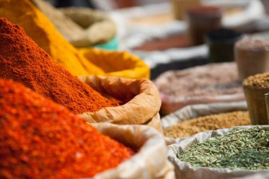 geleneksel baharat pazarında Hindistan.