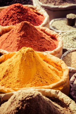 geleneksel baharat pazarında Hindistan.
