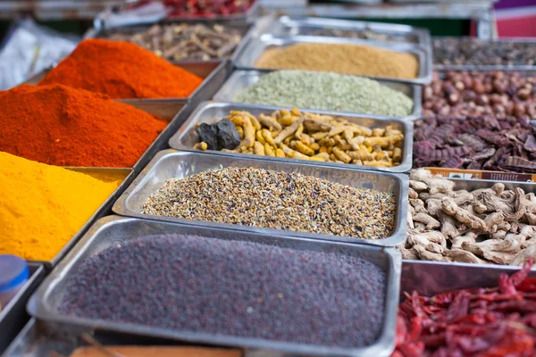 Especias de color indio en el mercado local en Goa, India — Foto de Stock