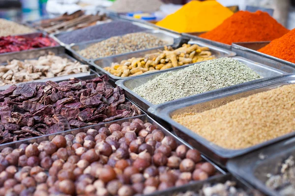 Especias de color indio en el mercado local en Goa, India — Foto de Stock