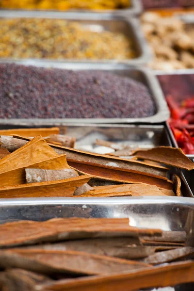 Mercado de especias tradicionales en la India . — Foto de Stock