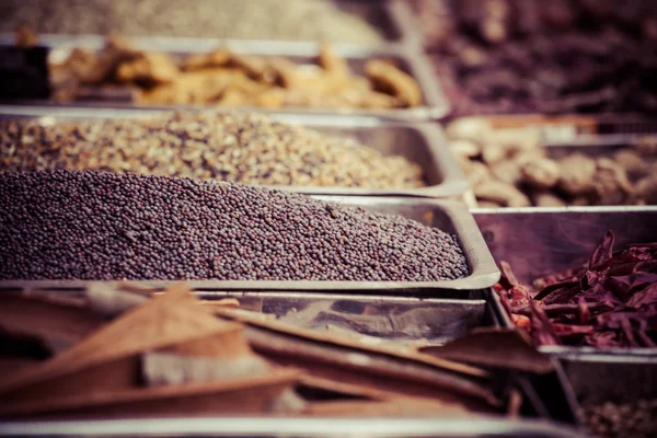 Indiska färgade kryddor på lokala marknaden i goa, Indien — Stockfoto