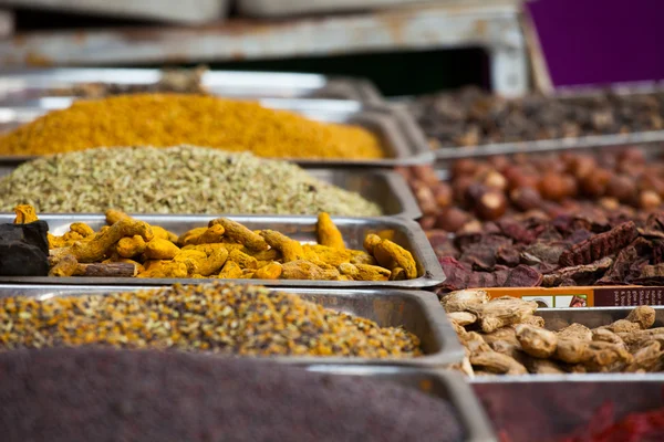 Especias de color indio en el mercado local en Goa, India — Foto de Stock