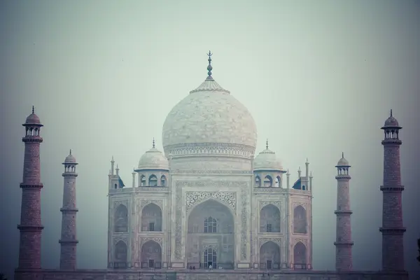 Taj mahal, um famoso monumento histórico, um monumento de amor, o maior túmulo de mármore branco da Índia, Agra, Uttar Pradesh — Fotografia de Stock