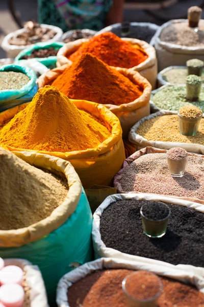 Mercado de especias tradicionales en la India . — Foto de Stock