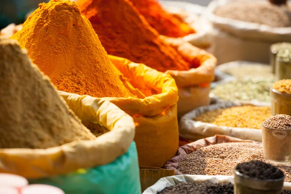 Mercado de especias tradicionales en la India . — Foto de Stock