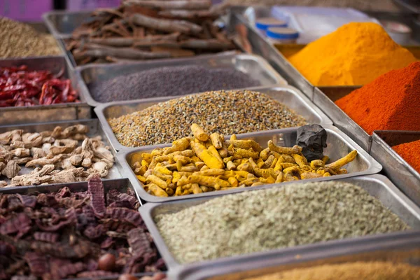 Especias de color indio en el mercado local en Goa, India —  Fotos de Stock
