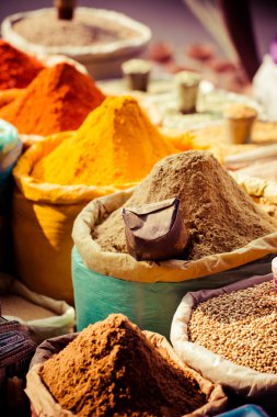 geleneksel baharat ve Hindistan Yerel Pazar içinde kuru meyve.