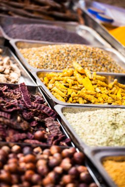 Hint baharatları, Hindistan'ın yerel pazarda, renkli