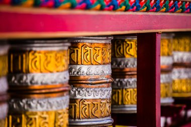 Budist dua tekerlekleri içinde yazılı mantra ile Tibet manastır. Hindistan, himalaya, ladakh