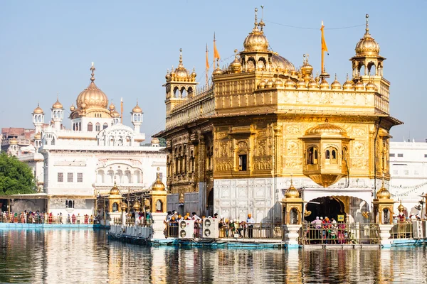 Templo de Oro de Sikh gurdwara (Harmandir Sahib). Amritsar, Punjab, India —  Fotos de Stock