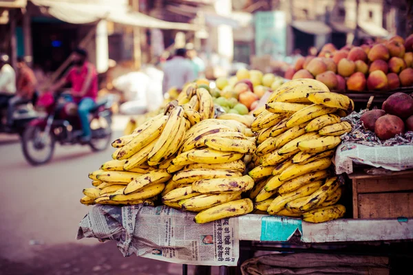 Μπανάνα κρέμονται στην ασιατική αγορά, κινηματογράφηση σε πρώτο πλάνο — Φωτογραφία Αρχείου