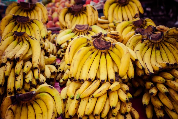 Banana pendurada no mercado asiático, close-up — Fotografia de Stock