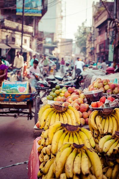 Banana pendurada no mercado asiático, close-up — Fotografia de Stock