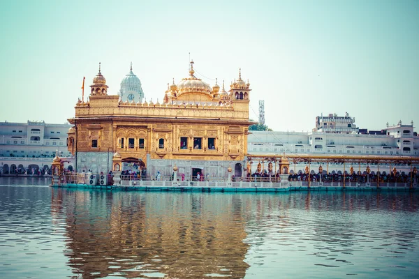 Templo de Oro de Sikh gurdwara (Harmandir Sahib). Amritsar, Punjab, India — Foto de Stock