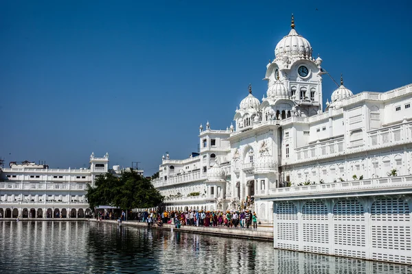 シーク gurdwara 黄金寺院 (ハリマンディル ・ サーヒブ)。アムリトサル、パンジャブ、インド — ストック写真