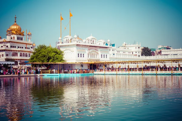 Templo de Oro de Sikh gurdwara (Harmandir Sahib). Amritsar, Punjab, India — Foto de Stock