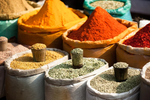 Especias tradicionales y frutas secas en el bazar local en la India . — Foto de Stock