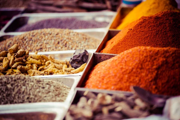 Traditionele kruiden en droge vruchten in lokale bazaar in india. — Stockfoto