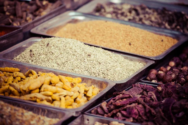 Especias de color indio en el mercado local en, India — Foto de Stock