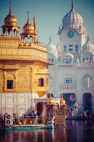 シーク gurdwara 黄金寺院 (ハリマンディル ・ サーヒブ)。アムリトサル、パンジャブ、インド — ストック写真