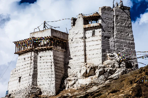 天珠 tsemo 法王，日落与戏剧性的天空 leh 佛教寺院。拉达克、 印度. — 图库照片