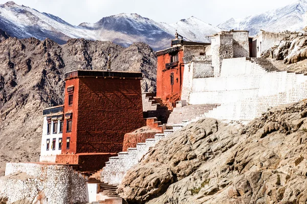 Namgyal tsemo gompa, buddhistiska kloster i leh vid solnedgången med dramatisk himmel. Ladakh, Indien. — Stockfoto