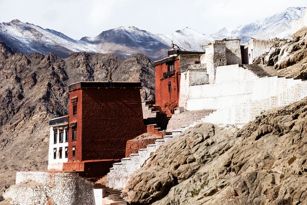 Namgyal tsemo gompa, buddhistický klášter v leh při západu slunce s dramatickou oblohu. Ladakh, Indie. — Stock fotografie