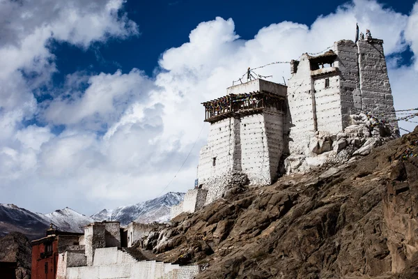 Namgyal Tsemo Gompa, monasterio budista en Leh al atardecer con cielo dramático. Ladakh, India . — Foto de Stock
